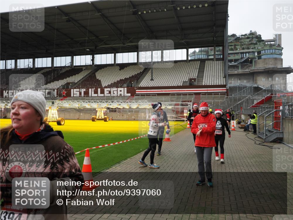 07.12.2025 - St. Pauli X-Mass-Run No. 15 Fabian Wolf http://msf.ph/oto/9397060 07.12.2025 10:42:42 Ziel 519, 598, 604, 625, 1358, 1434, 1758, 2012, 2061, 2155, 2621, 2622, 2722, 4394, 4594, 4857 meine-sportfotos.de