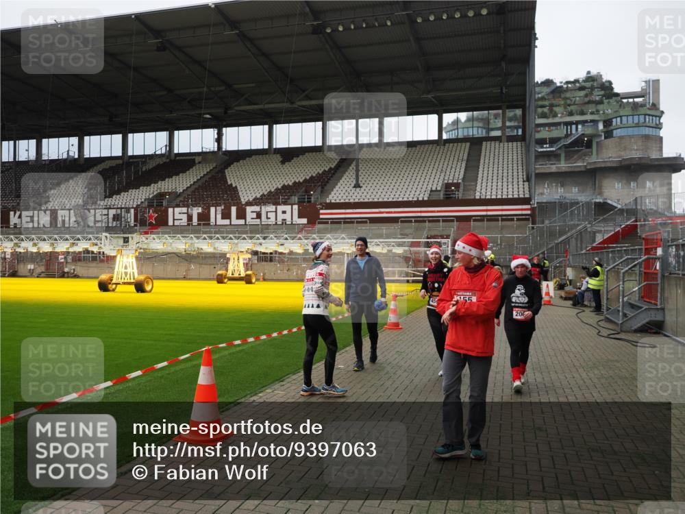 07.12.2025 - St. Pauli X-Mass-Run No. 15 Fabian Wolf http://msf.ph/oto/9397063 07.12.2025 10:42:42 Ziel 519, 598, 604, 625, 1358, 1434, 1758, 2012, 2061, 2155, 2621, 2622, 2722, 4394, 4594, 4857 meine-sportfotos.de