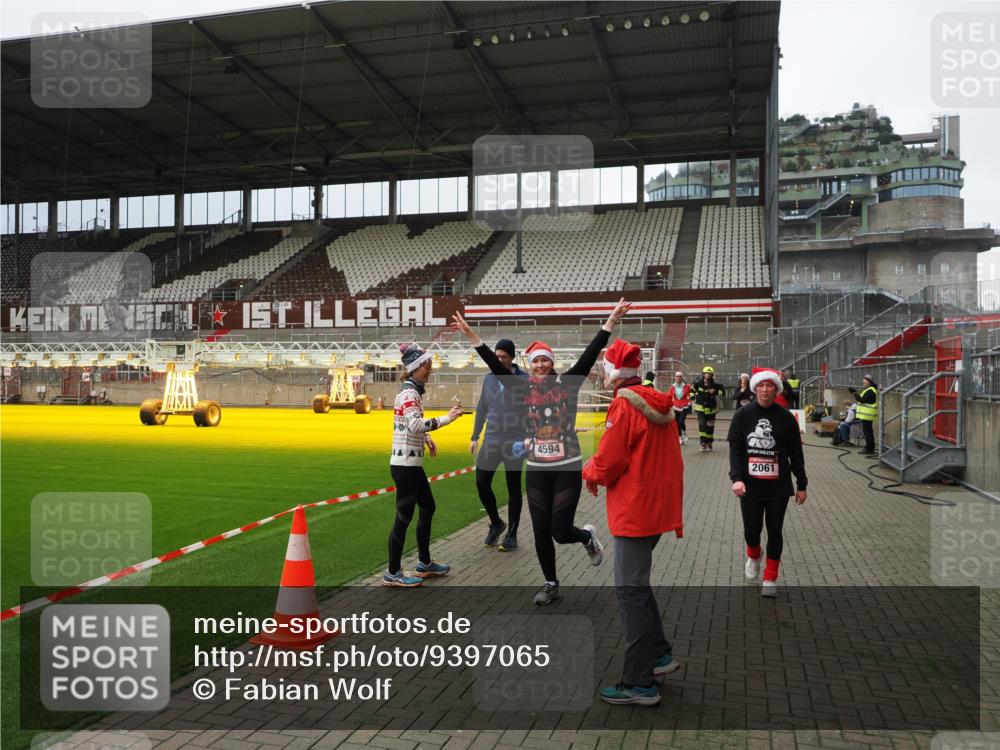 07.12.2025 - St. Pauli X-Mass-Run No. 15 Fabian Wolf http://msf.ph/oto/9397065 07.12.2025 10:42:43 Ziel 519, 598, 604, 625, 1358, 1434, 1758, 2012, 2061, 2155, 2621, 2622, 4394, 4594, 4857 meine-sportfotos.de