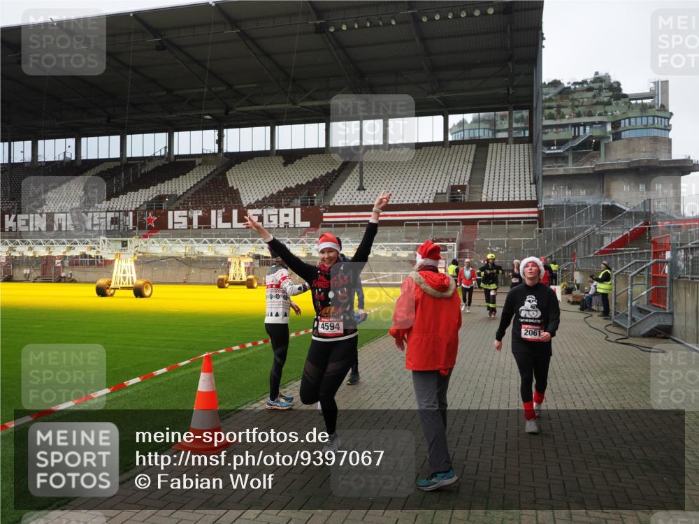 07.12.2025 - St. Pauli X-Mass-Run No. 15 Fabian Wolf http://msf.ph/oto/9397067 07.12.2025 10:42:44 Ziel 519, 598, 604, 625, 1358, 1434, 1758, 2012, 2061, 2155, 2621, 2622, 4394, 4594, 4857 meine-sportfotos.de