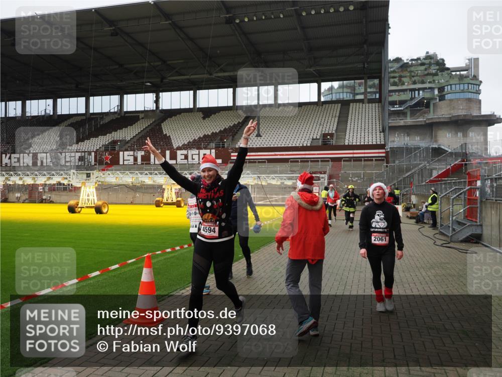 07.12.2025 - St. Pauli X-Mass-Run No. 15 Fabian Wolf http://msf.ph/oto/9397068 07.12.2025 10:42:44 Ziel 519, 598, 604, 625, 1358, 1434, 1758, 2012, 2061, 2155, 2621, 2622, 4394, 4594, 4857 meine-sportfotos.de