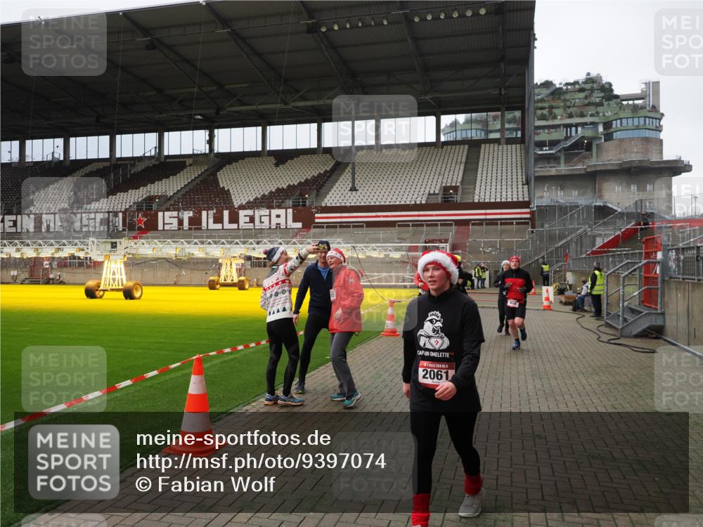07.12.2025 - St. Pauli X-Mass-Run No. 15 Fabian Wolf http://msf.ph/oto/9397074 07.12.2025 10:42:46 Ziel 519, 598, 604, 625, 1358, 1434, 1758, 2012, 2061, 2155, 2621, 2622, 4394, 4594, 4857 meine-sportfotos.de