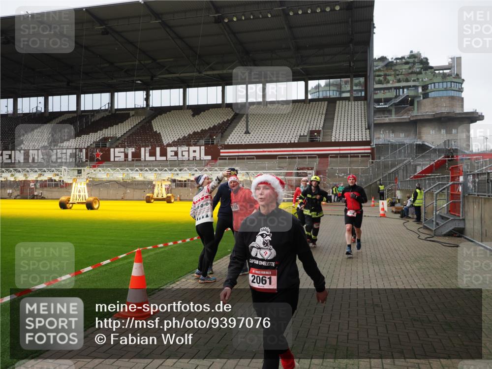 07.12.2025 - St. Pauli X-Mass-Run No. 15 Fabian Wolf http://msf.ph/oto/9397076 07.12.2025 10:42:46 Ziel 519, 598, 604, 625, 1358, 1434, 1758, 2012, 2061, 2155, 2621, 2622, 4394, 4594, 4857 meine-sportfotos.de