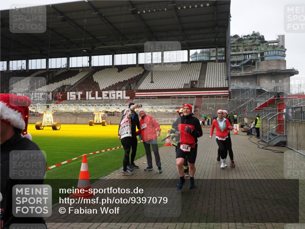 07.12.2025 - St. Pauli X-Mass-Run No. 15 Fabian Wolf http://msf.ph/oto/9397079 07.12.2025 10:42:47 Ziel 519, 598, 604, 625, 1434, 1758, 2061, 2155, 2621, 2622, 4394, 4594, 4857 meine-sportfotos.de
