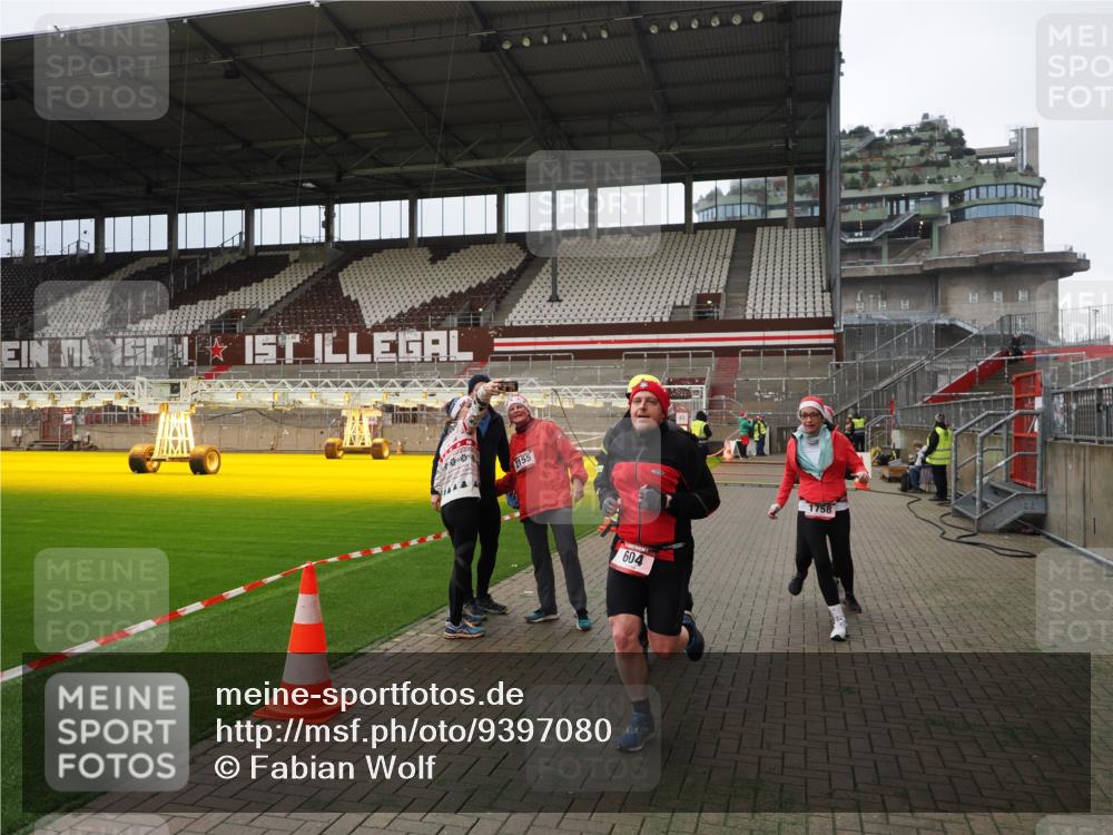 07.12.2025 - St. Pauli X-Mass-Run No. 15 Fabian Wolf http://msf.ph/oto/9397080 07.12.2025 10:42:48 Ziel 519, 598, 604, 625, 1758, 2061, 2155, 2621, 2622, 4394, 4594, 4857 meine-sportfotos.de