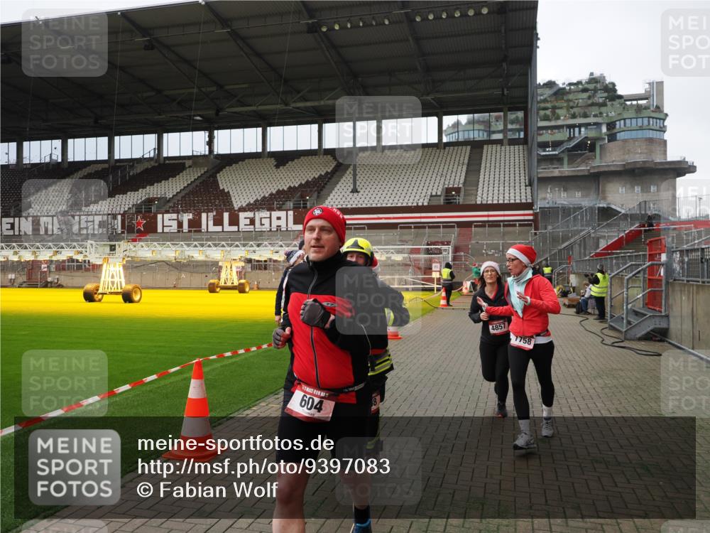 07.12.2025 - St. Pauli X-Mass-Run No. 15 Fabian Wolf http://msf.ph/oto/9397083 07.12.2025 10:42:48 Ziel 519, 598, 604, 625, 1758, 2061, 2155, 2621, 2622, 4394, 4594, 4857 meine-sportfotos.de