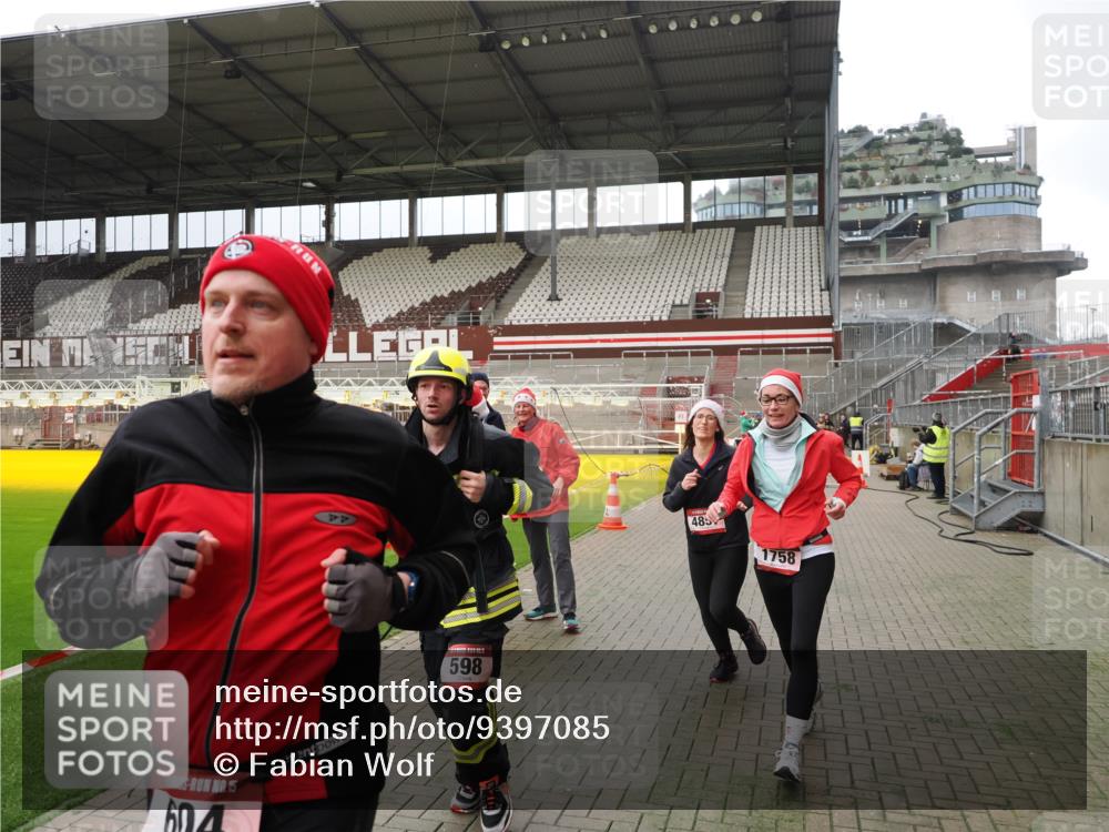 07.12.2025 - St. Pauli X-Mass-Run No. 15 Fabian Wolf http://msf.ph/oto/9397085 07.12.2025 10:42:49 Ziel 519, 598, 604, 625, 1758, 2061, 2155, 4394, 4594, 4857 meine-sportfotos.de