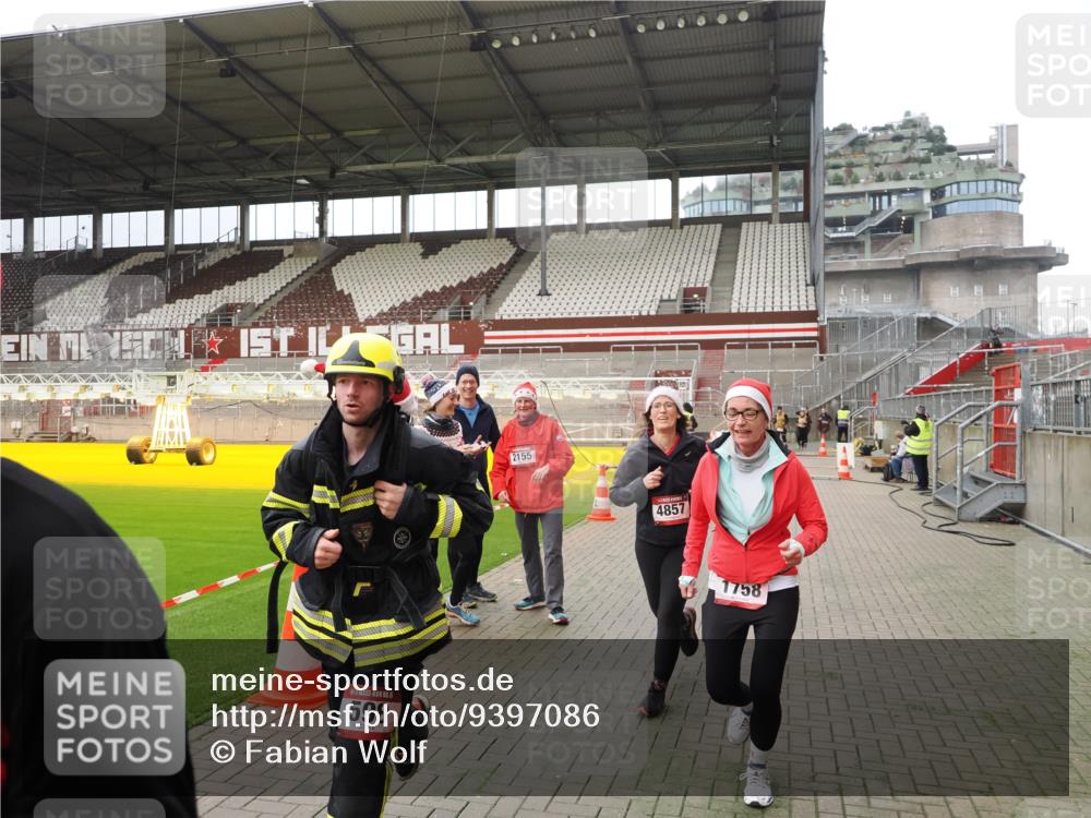 07.12.2025 - St. Pauli X-Mass-Run No. 15 Fabian Wolf http://msf.ph/oto/9397086 07.12.2025 10:42:49 Ziel 519, 598, 604, 625, 1758, 2061, 2155, 4394, 4594, 4857 meine-sportfotos.de