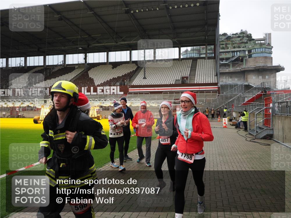 07.12.2025 - St. Pauli X-Mass-Run No. 15 Fabian Wolf http://msf.ph/oto/9397087 07.12.2025 10:42:49 Ziel 519, 598, 604, 625, 1758, 2061, 2155, 4394, 4594, 4857 meine-sportfotos.de