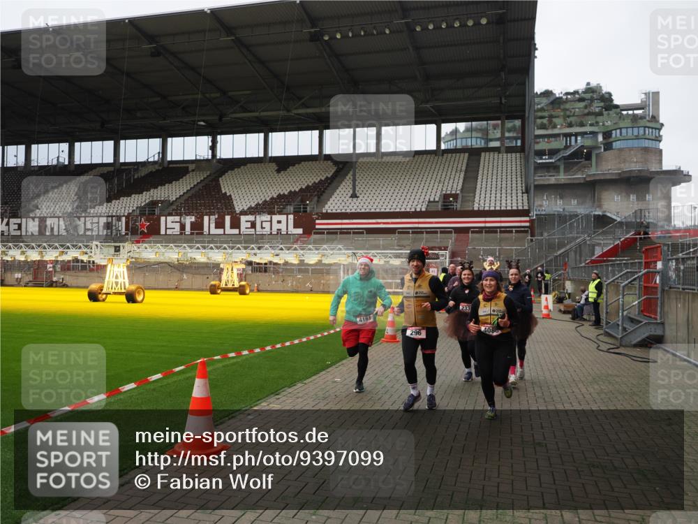 07.12.2025 - St. Pauli X-Mass-Run No. 15 Fabian Wolf http://msf.ph/oto/9397099 07.12.2025 10:42:59 Ziel 296, 598, 604, 1758, 2336, 2337, 2802, 2901, 3381, 4161, 4621, 4857 meine-sportfotos.de