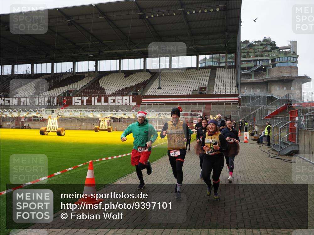 07.12.2025 - St. Pauli X-Mass-Run No. 15 Fabian Wolf http://msf.ph/oto/9397101 07.12.2025 10:43:00 Ziel 296, 598, 604, 1758, 2336, 2337, 2802, 2901, 3381, 4161, 4621, 4857 meine-sportfotos.de