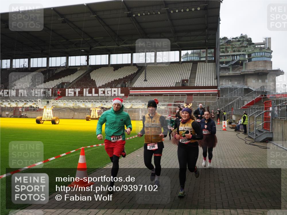07.12.2025 - St. Pauli X-Mass-Run No. 15 Fabian Wolf http://msf.ph/oto/9397102 07.12.2025 10:43:00 Ziel 296, 598, 604, 1758, 2336, 2337, 2802, 2901, 3381, 4161, 4621, 4857 meine-sportfotos.de