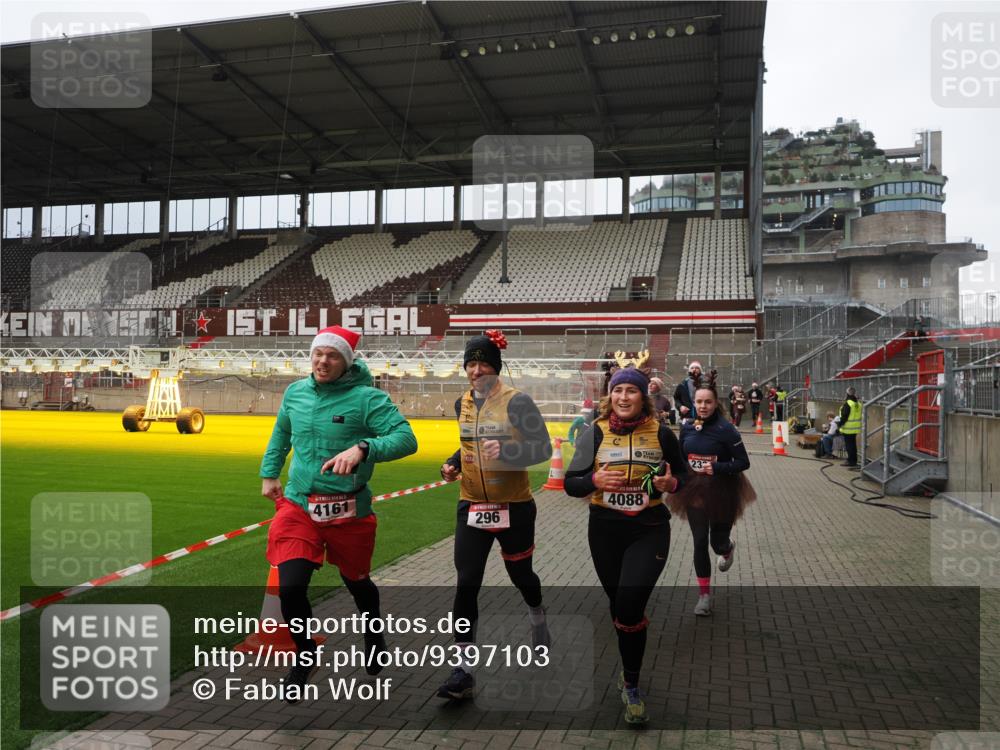 07.12.2025 - St. Pauli X-Mass-Run No. 15 Fabian Wolf http://msf.ph/oto/9397103 07.12.2025 10:43:00 Ziel 296, 598, 604, 1758, 2336, 2337, 2802, 2901, 3381, 4161, 4621, 4857 meine-sportfotos.de