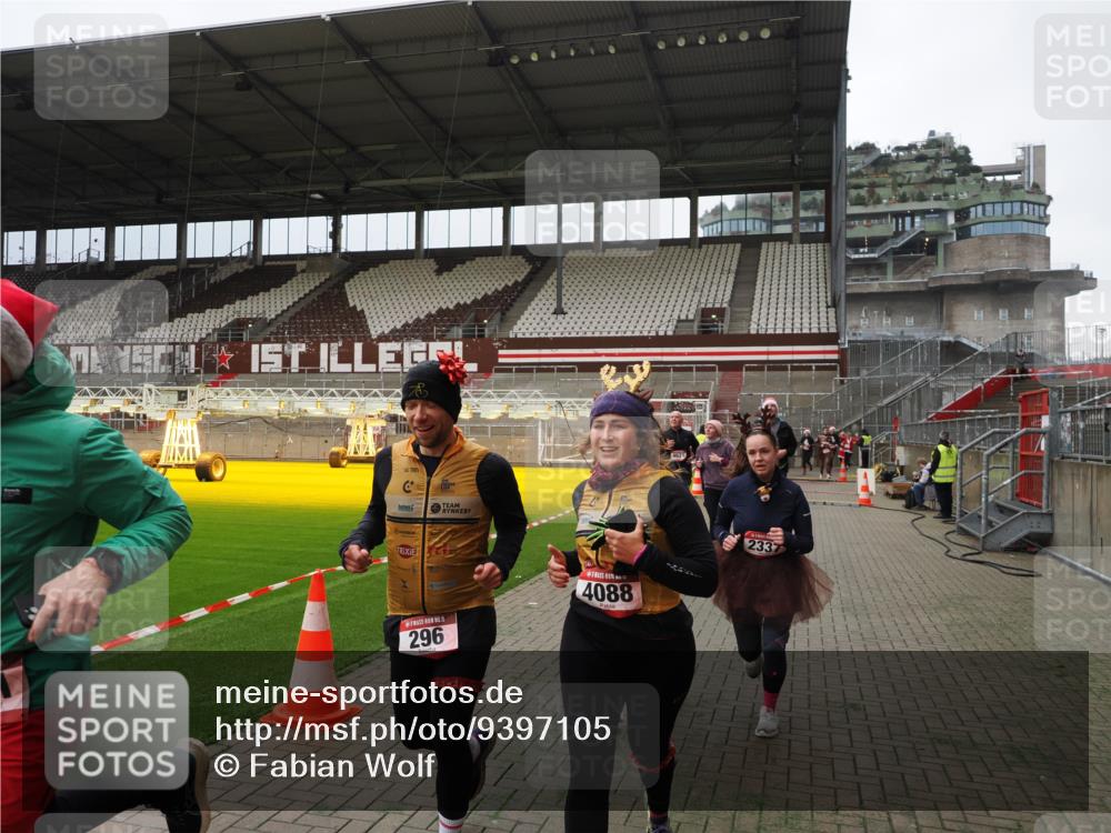 07.12.2025 - St. Pauli X-Mass-Run No. 15 Fabian Wolf http://msf.ph/oto/9397105 07.12.2025 10:43:00 Ziel 296, 598, 604, 1758, 2336, 2337, 2802, 2901, 3381, 4161, 4621, 4857 meine-sportfotos.de