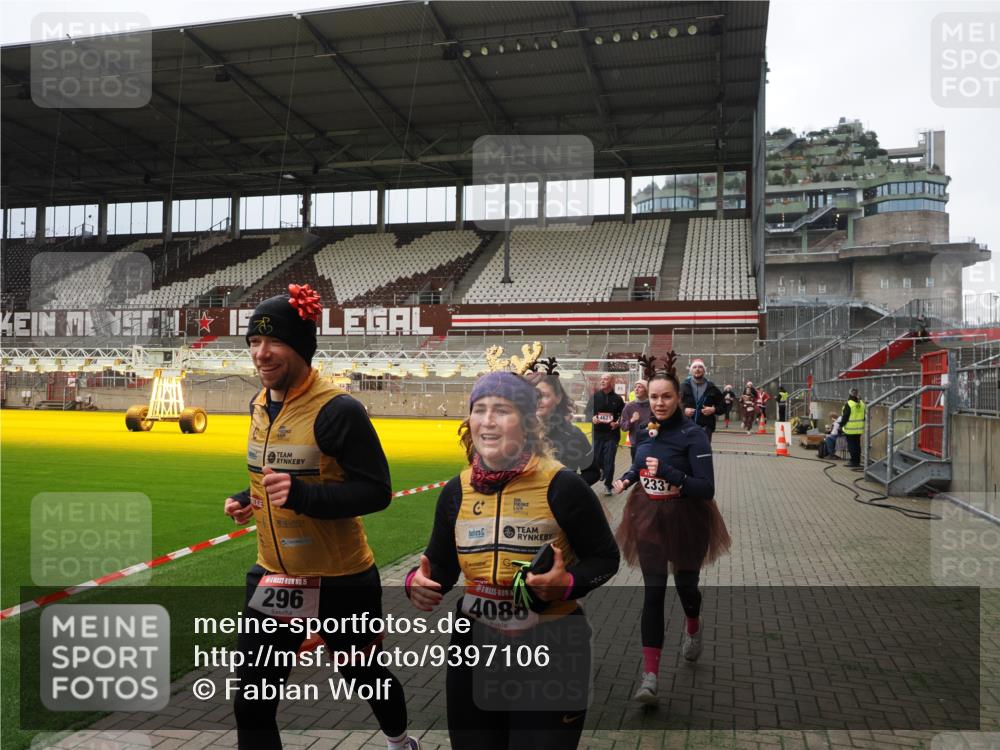 07.12.2025 - St. Pauli X-Mass-Run No. 15 Fabian Wolf http://msf.ph/oto/9397106 07.12.2025 10:43:01 Ziel 296, 604, 1758, 2336, 2337, 2802, 2901, 3381, 4161, 4621, 4857 meine-sportfotos.de