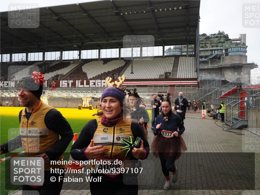 07.12.2025 - St. Pauli X-Mass-Run No. 15 Fabian Wolf http://msf.ph/oto/9397107 07.12.2025 10:43:01 Ziel 296, 604, 1758, 2336, 2337, 2802, 2901, 3381, 4161, 4621, 4857 meine-sportfotos.de