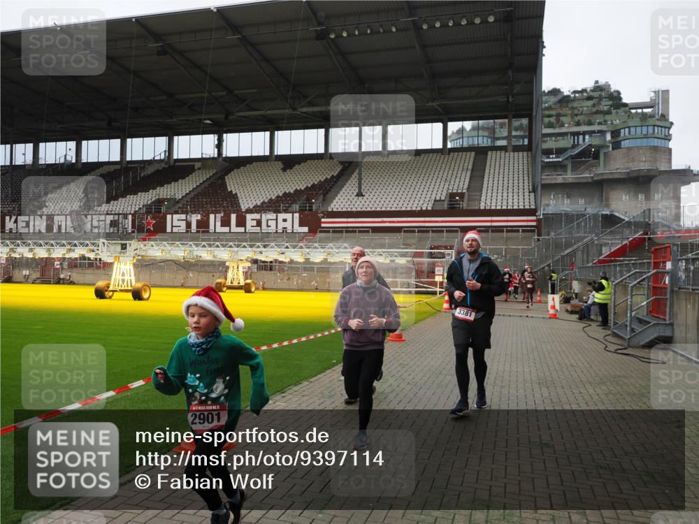 07.12.2025 - St. Pauli X-Mass-Run No. 15 Fabian Wolf http://msf.ph/oto/9397114 07.12.2025 10:43:02 Ziel 296, 1301, 2336, 2337, 2802, 2901, 3381, 4161, 4621 meine-sportfotos.de