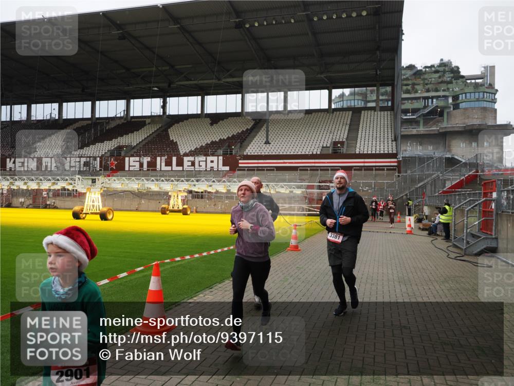 07.12.2025 - St. Pauli X-Mass-Run No. 15 Fabian Wolf http://msf.ph/oto/9397115 07.12.2025 10:43:02 Ziel 296, 1301, 2336, 2337, 2802, 2901, 3381, 4161, 4621 meine-sportfotos.de