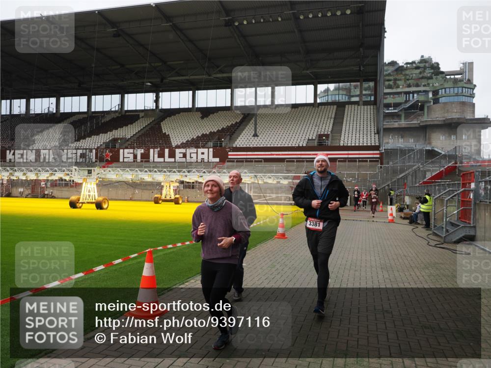 07.12.2025 - St. Pauli X-Mass-Run No. 15 Fabian Wolf http://msf.ph/oto/9397116 07.12.2025 10:43:03 Ziel 296, 1301, 2336, 2337, 2802, 2901, 3381, 4161, 4621 meine-sportfotos.de