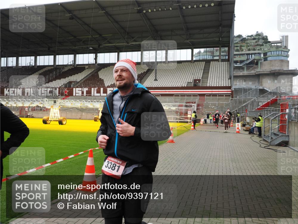 07.12.2025 - St. Pauli X-Mass-Run No. 15 Fabian Wolf http://msf.ph/oto/9397121 07.12.2025 10:43:04 Ziel 296, 1301, 2052, 2053, 2336, 2337, 2802, 2901, 3381, 4161, 4621 meine-sportfotos.de