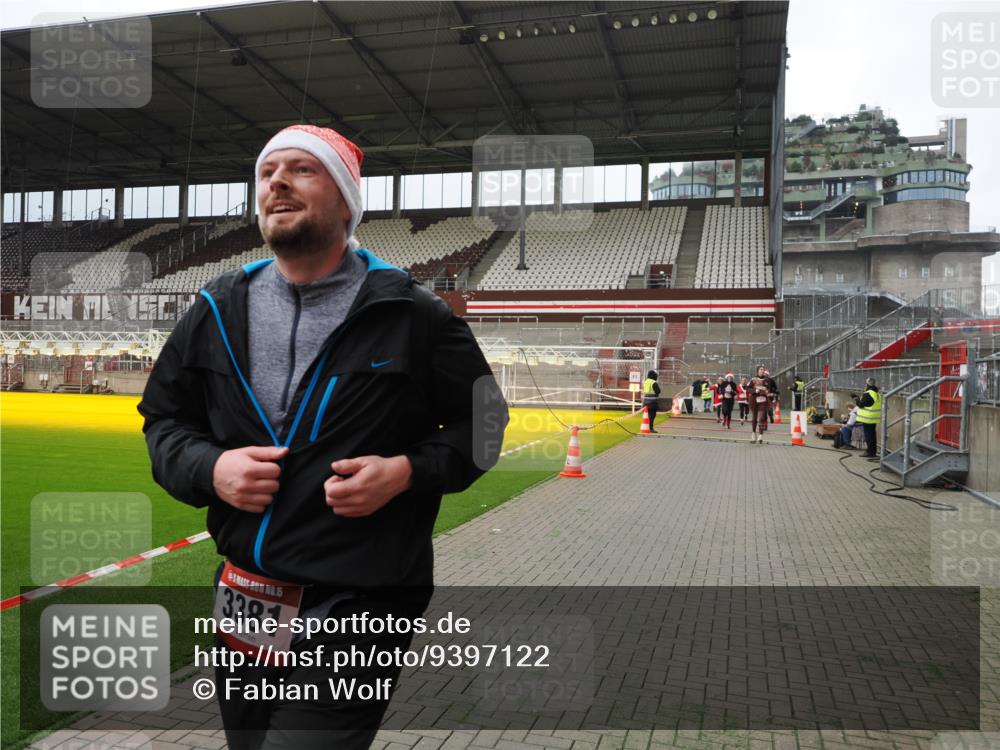 07.12.2025 - St. Pauli X-Mass-Run No. 15 Fabian Wolf http://msf.ph/oto/9397122 07.12.2025 10:43:04 Ziel 296, 1301, 2052, 2053, 2336, 2337, 2802, 2901, 3381, 4161, 4621 meine-sportfotos.de