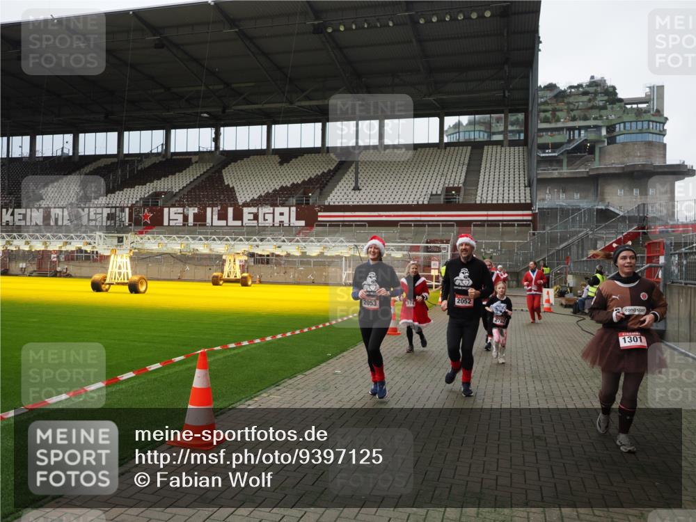 07.12.2025 - St. Pauli X-Mass-Run No. 15 Fabian Wolf http://msf.ph/oto/9397125 07.12.2025 10:43:12 Ziel 296, 1053, 1301, 1616, 1814, 1936, 2052, 2053, 2336, 2337, 2724, 2726, 2761, 2762, 2802, 2901, 3381, 4161, 4621 meine-sportfotos.de