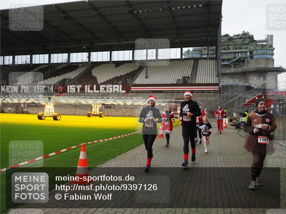 07.12.2025 - St. Pauli X-Mass-Run No. 15 Fabian Wolf http://msf.ph/oto/9397126 07.12.2025 10:43:12 Ziel 296, 1053, 1301, 1616, 1814, 1936, 2052, 2053, 2336, 2337, 2724, 2726, 2761, 2762, 2802, 2901, 3381, 4161, 4621 meine-sportfotos.de