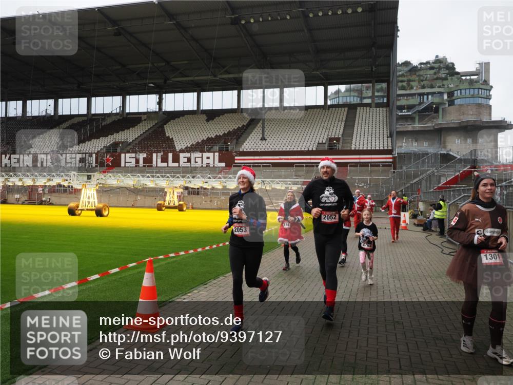 07.12.2025 - St. Pauli X-Mass-Run No. 15 Fabian Wolf http://msf.ph/oto/9397127 07.12.2025 10:43:12 Ziel 296, 1053, 1301, 1616, 1814, 1936, 2052, 2053, 2336, 2337, 2724, 2726, 2761, 2762, 2802, 2901, 3381, 4161, 4621 meine-sportfotos.de