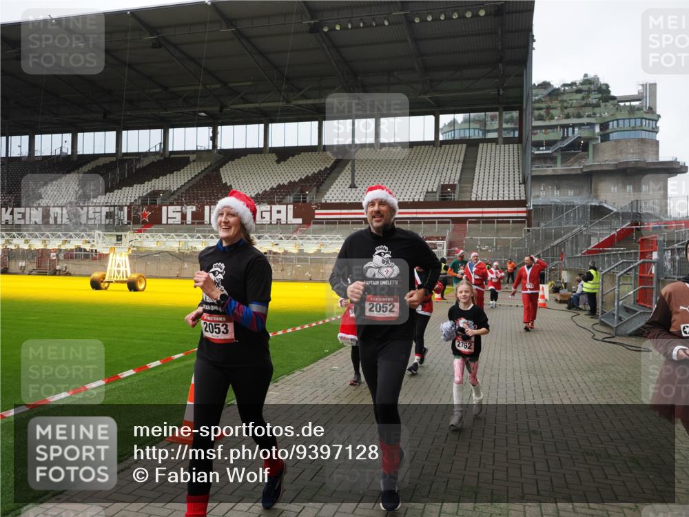 07.12.2025 - St. Pauli X-Mass-Run No. 15 Fabian Wolf http://msf.ph/oto/9397128 07.12.2025 10:43:13 Ziel 1053, 1301, 1616, 1814, 1936, 2052, 2053, 2336, 2337, 2724, 2726, 2761, 2762, 2802, 2901, 3381, 4161, 4621 meine-sportfotos.de
