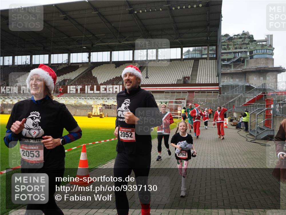 07.12.2025 - St. Pauli X-Mass-Run No. 15 Fabian Wolf http://msf.ph/oto/9397130 07.12.2025 10:43:14 Ziel 1053, 1301, 1616, 1814, 1936, 2052, 2053, 2724, 2726, 2761, 2762, 2802, 2901, 3381, 4621 meine-sportfotos.de
