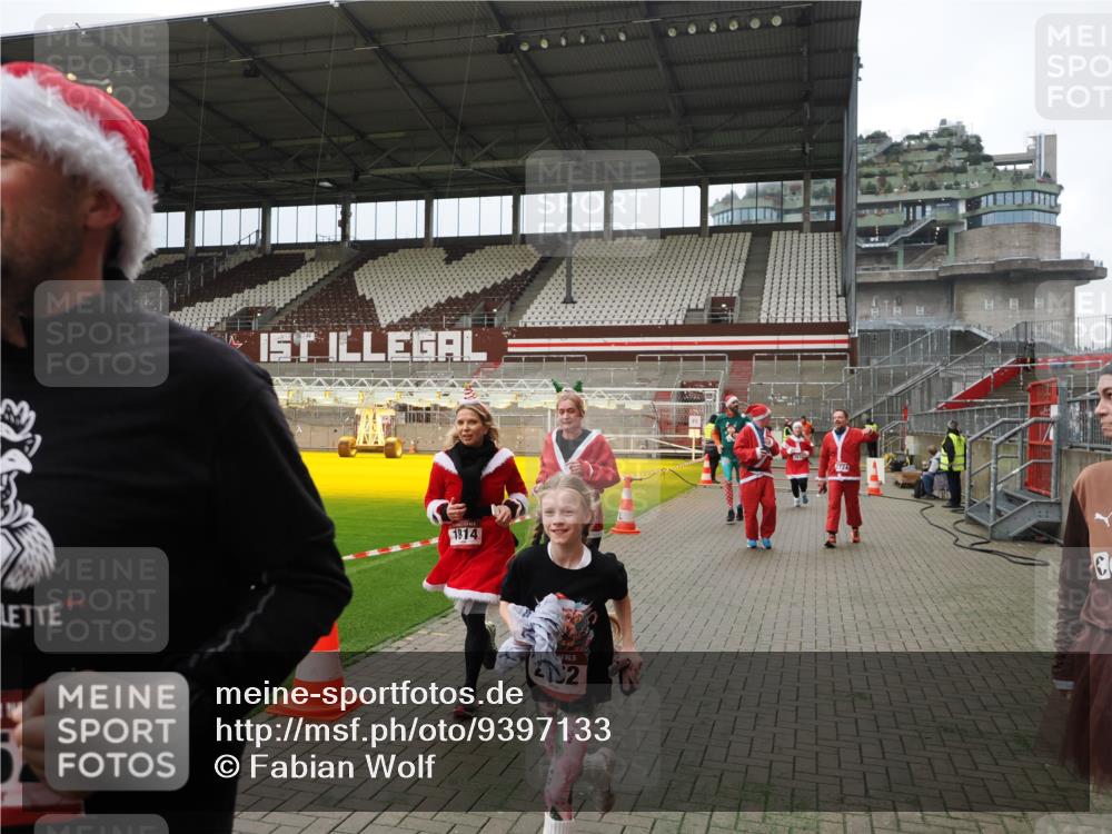 07.12.2025 - St. Pauli X-Mass-Run No. 15 Fabian Wolf http://msf.ph/oto/9397133 07.12.2025 10:43:14 Ziel 1053, 1301, 1616, 1814, 1936, 2052, 2053, 2724, 2726, 2761, 2762, 2802, 2901, 3381, 4621 meine-sportfotos.de
