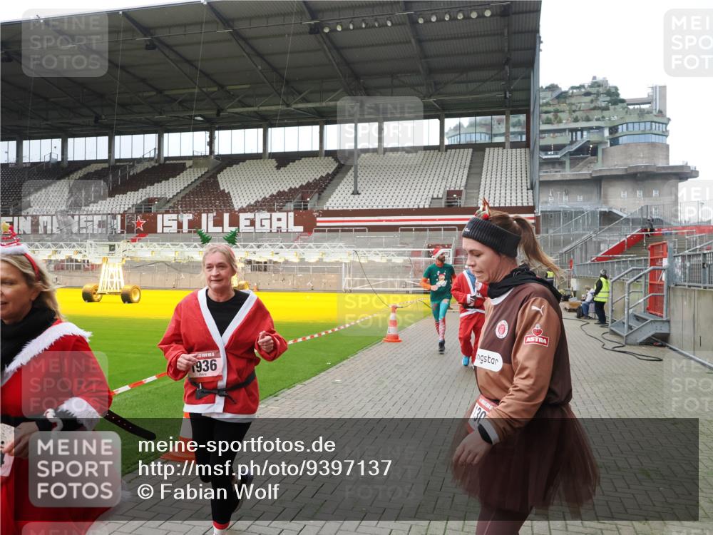 07.12.2025 - St. Pauli X-Mass-Run No. 15 Fabian Wolf http://msf.ph/oto/9397137 07.12.2025 10:43:15 Ziel 1053, 1301, 1616, 1814, 1936, 2052, 2053, 2724, 2726, 2761, 2762, 2802, 2901, 3381, 4621 meine-sportfotos.de