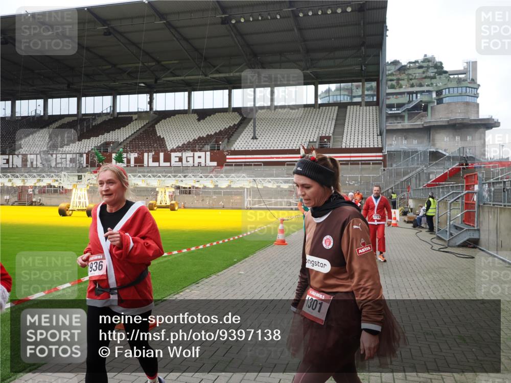 07.12.2025 - St. Pauli X-Mass-Run No. 15 Fabian Wolf http://msf.ph/oto/9397138 07.12.2025 10:43:16 Ziel 1053, 1301, 1616, 1814, 1936, 2052, 2053, 2724, 2726, 2761, 2762, 2802, 2901, 4621 meine-sportfotos.de