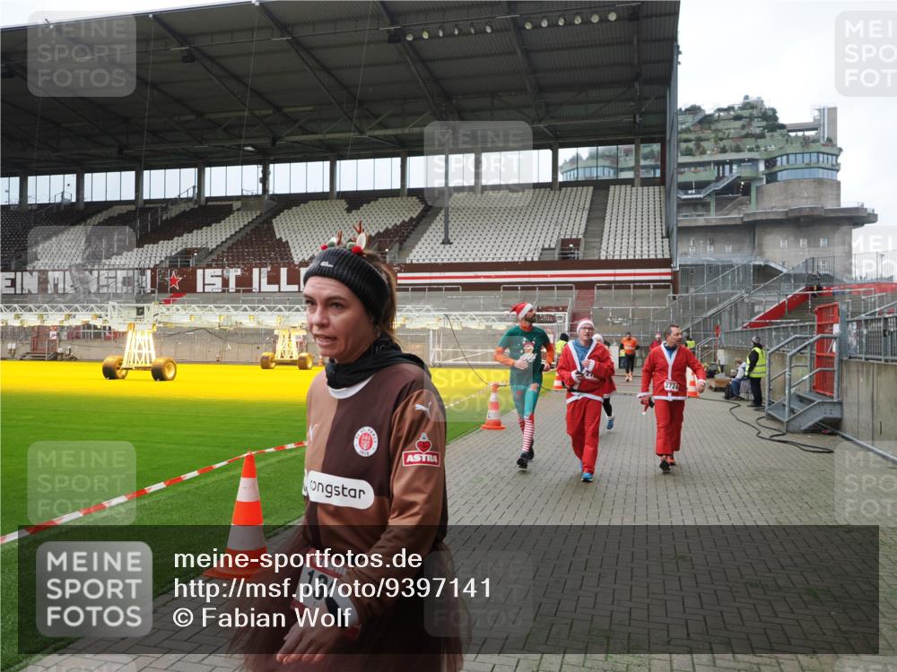 07.12.2025 - St. Pauli X-Mass-Run No. 15 Fabian Wolf http://msf.ph/oto/9397141 07.12.2025 10:43:16 Ziel 1053, 1301, 1616, 1814, 1936, 2052, 2053, 2724, 2726, 2761, 2762, 2802, 2901, 4621 meine-sportfotos.de