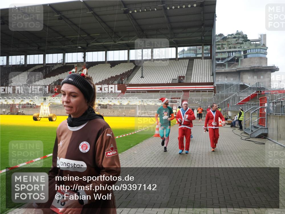07.12.2025 - St. Pauli X-Mass-Run No. 15 Fabian Wolf http://msf.ph/oto/9397142 07.12.2025 10:43:16 Ziel 1053, 1301, 1616, 1814, 1936, 2052, 2053, 2724, 2726, 2761, 2762, 2802, 2901, 4621 meine-sportfotos.de
