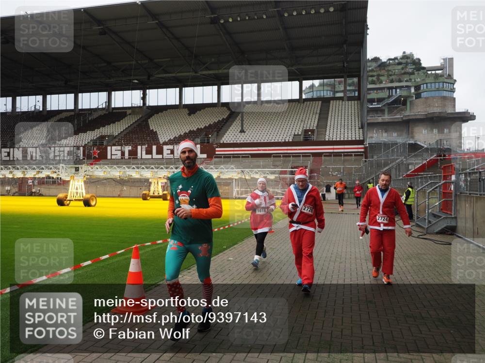 07.12.2025 - St. Pauli X-Mass-Run No. 15 Fabian Wolf http://msf.ph/oto/9397143 07.12.2025 10:43:18 Ziel 1053, 1301, 1616, 1814, 1936, 2052, 2053, 2724, 2726, 2761, 2762, 3022, 3038 meine-sportfotos.de
