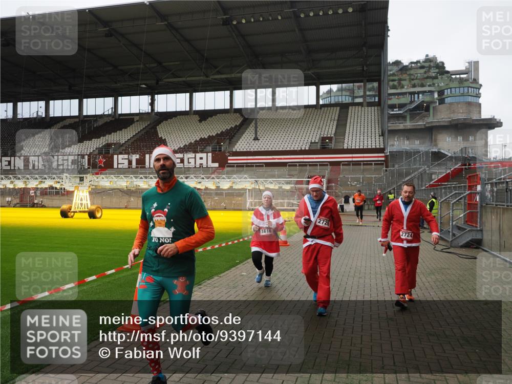 07.12.2025 - St. Pauli X-Mass-Run No. 15 Fabian Wolf http://msf.ph/oto/9397144 07.12.2025 10:43:18 Ziel 1053, 1301, 1616, 1814, 1936, 2052, 2053, 2724, 2726, 2761, 2762, 3022, 3038 meine-sportfotos.de