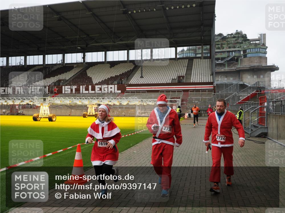 07.12.2025 - St. Pauli X-Mass-Run No. 15 Fabian Wolf http://msf.ph/oto/9397147 07.12.2025 10:43:19 Ziel 1053, 1301, 1616, 1814, 1936, 2052, 2053, 2724, 2726, 2761, 2762, 3022, 3038 meine-sportfotos.de