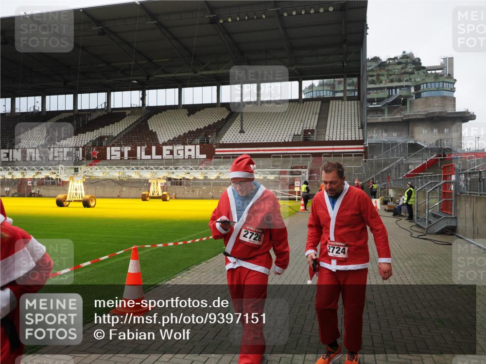 07.12.2025 - St. Pauli X-Mass-Run No. 15 Fabian Wolf http://msf.ph/oto/9397151 07.12.2025 10:43:20 Ziel 1053, 1301, 1616, 1814, 1936, 2052, 2053, 2724, 2726, 2761, 2762, 3022, 3038 meine-sportfotos.de