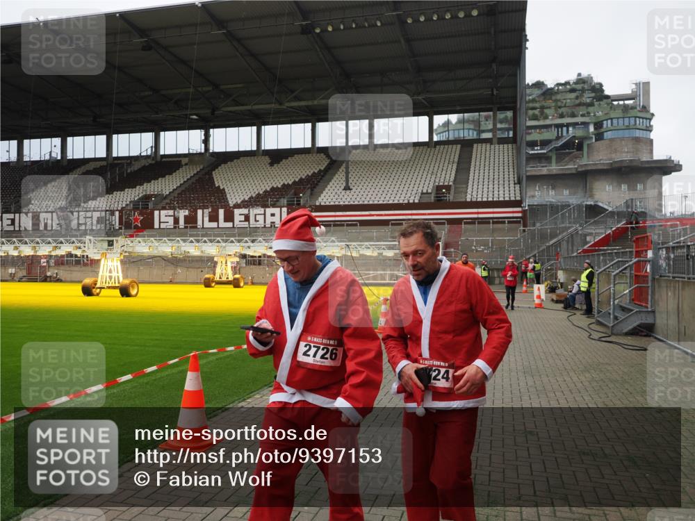 07.12.2025 - St. Pauli X-Mass-Run No. 15 Fabian Wolf http://msf.ph/oto/9397153 07.12.2025 10:43:20 Ziel 1053, 1301, 1616, 1814, 1936, 2052, 2053, 2724, 2726, 2761, 2762, 3022, 3038 meine-sportfotos.de