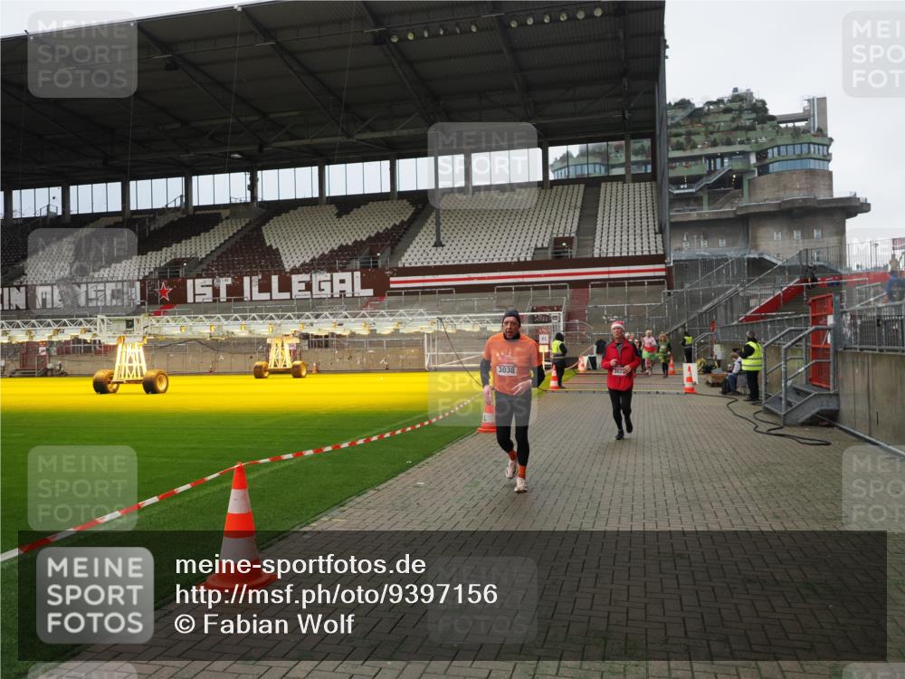 07.12.2025 - St. Pauli X-Mass-Run No. 15 Fabian Wolf http://msf.ph/oto/9397156 07.12.2025 10:43:23 Ziel 1053, 1616, 1814, 1936, 2052, 2053, 2724, 2726, 2761, 2762, 3022, 3038 meine-sportfotos.de