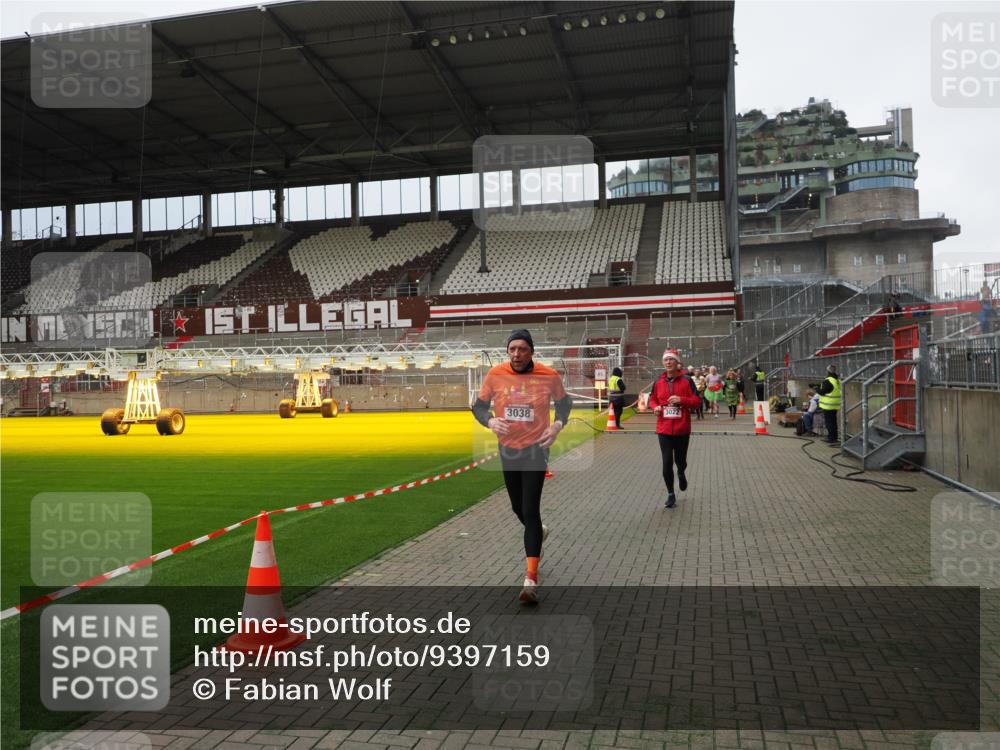 07.12.2025 - St. Pauli X-Mass-Run No. 15 Fabian Wolf http://msf.ph/oto/9397159 07.12.2025 10:43:24 Ziel 1053, 1616, 1814, 1936, 2052, 2053, 2724, 2726, 2761, 2762, 3022, 3038, 3226, 3237 meine-sportfotos.de