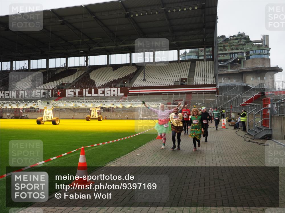 07.12.2025 - St. Pauli X-Mass-Run No. 15 Fabian Wolf http://msf.ph/oto/9397169 07.12.2025 10:43:31 Ziel 74, 559, 1053, 1616, 2459, 2487, 2647, 3022, 3038, 3226, 3237, 4104 meine-sportfotos.de