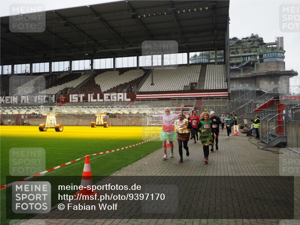 07.12.2025 - St. Pauli X-Mass-Run No. 15 Fabian Wolf http://msf.ph/oto/9397170 07.12.2025 10:43:31 Ziel 74, 559, 1053, 1616, 2459, 2487, 2647, 3022, 3038, 3226, 3237, 4104 meine-sportfotos.de