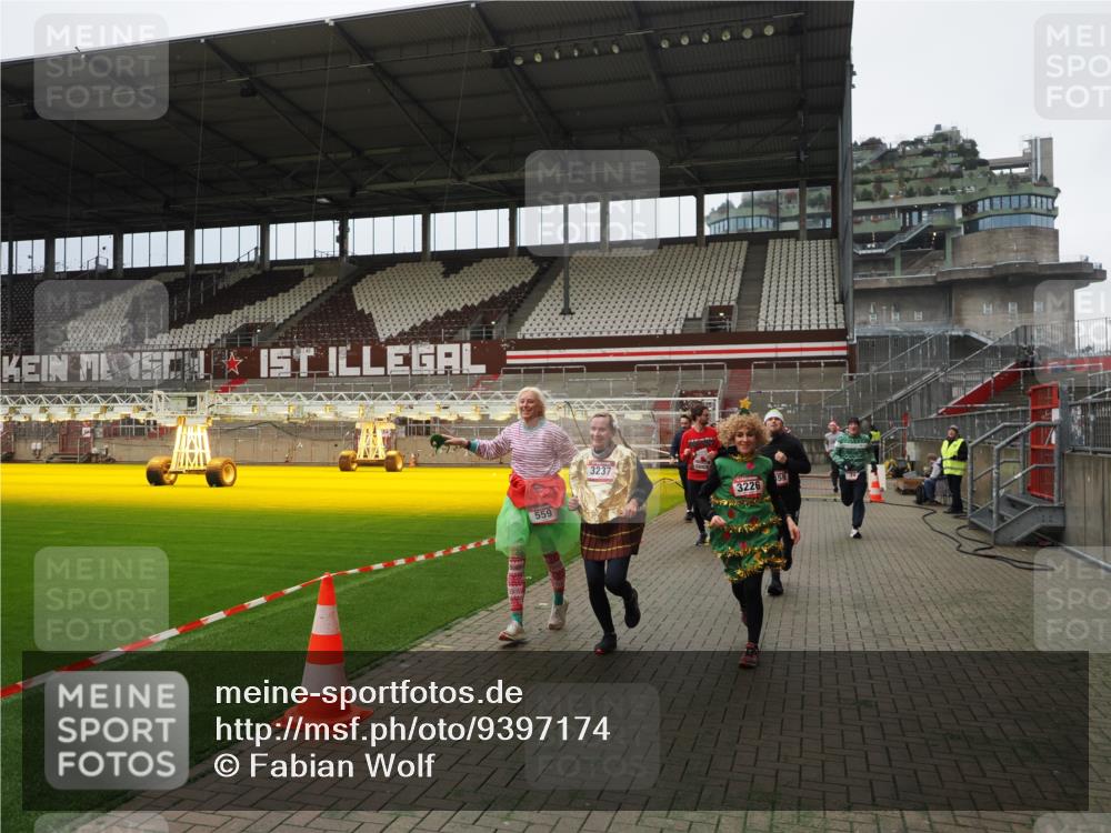 07.12.2025 - St. Pauli X-Mass-Run No. 15 Fabian Wolf http://msf.ph/oto/9397174 07.12.2025 10:43:32 Ziel 74, 84, 559, 2459, 2487, 2647, 3022, 3038, 3226, 3237, 4104 meine-sportfotos.de