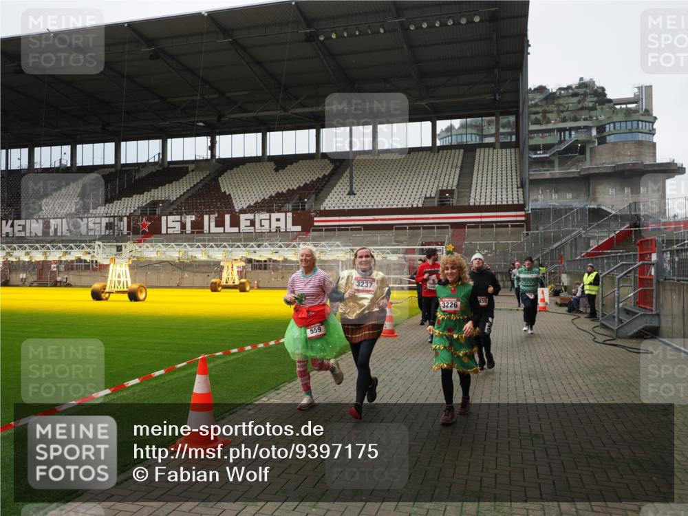 07.12.2025 - St. Pauli X-Mass-Run No. 15 Fabian Wolf http://msf.ph/oto/9397175 07.12.2025 10:43:32 Ziel 74, 84, 559, 2459, 2487, 2647, 3022, 3038, 3226, 3237, 4104 meine-sportfotos.de