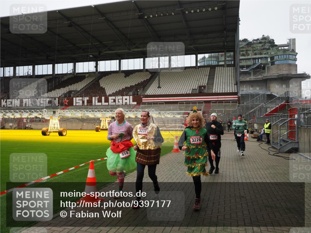 07.12.2025 - St. Pauli X-Mass-Run No. 15 Fabian Wolf http://msf.ph/oto/9397177 07.12.2025 10:43:32 Ziel 74, 84, 559, 2459, 2487, 2647, 3022, 3038, 3226, 3237, 4104 meine-sportfotos.de