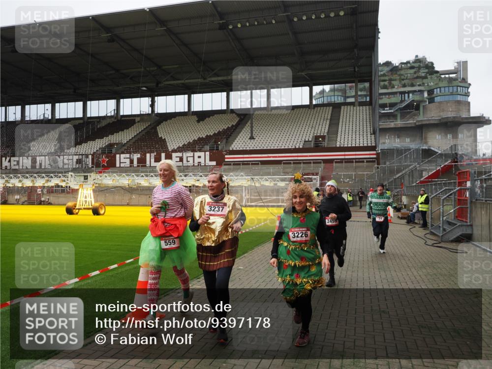 07.12.2025 - St. Pauli X-Mass-Run No. 15 Fabian Wolf http://msf.ph/oto/9397178 07.12.2025 10:43:33 Ziel 74, 84, 559, 706, 2459, 2487, 2647, 3022, 3038, 3226, 3237, 4104 meine-sportfotos.de