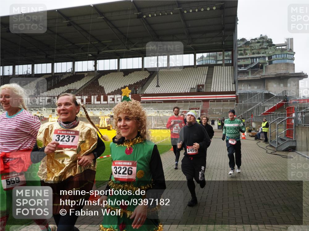07.12.2025 - St. Pauli X-Mass-Run No. 15 Fabian Wolf http://msf.ph/oto/9397182 07.12.2025 10:43:33 Ziel 74, 84, 559, 706, 2459, 2487, 2647, 3022, 3038, 3226, 3237, 4104 meine-sportfotos.de