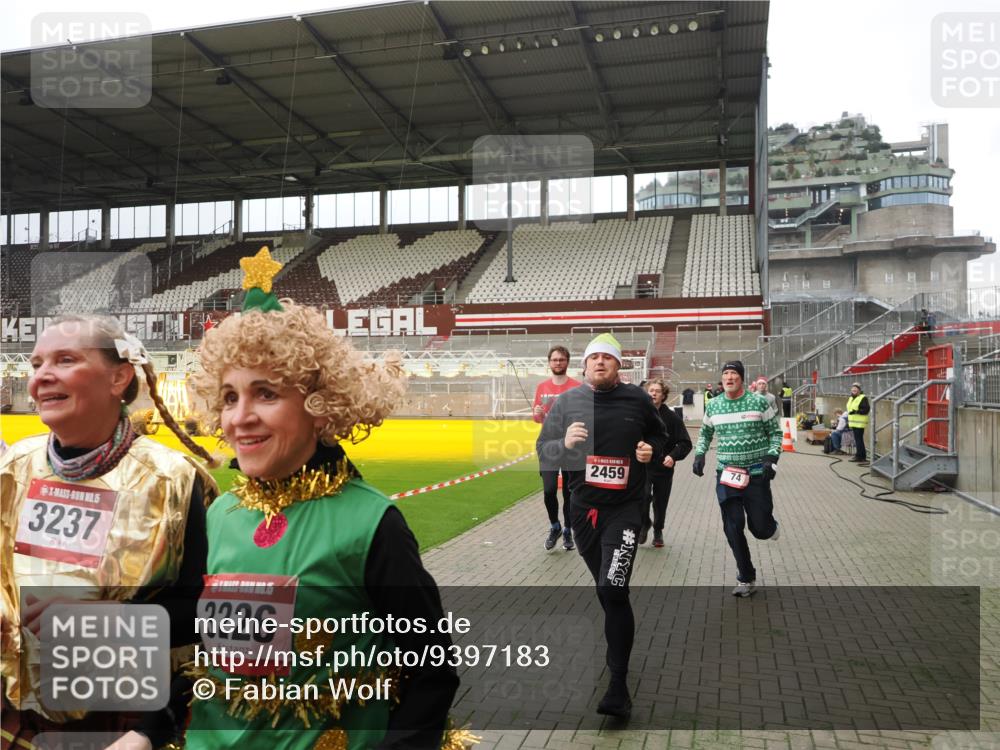 07.12.2025 - St. Pauli X-Mass-Run No. 15 Fabian Wolf http://msf.ph/oto/9397183 07.12.2025 10:43:34 Ziel 74, 84, 559, 706, 2459, 2487, 2647, 3022, 3038, 3226, 3237, 4104 meine-sportfotos.de